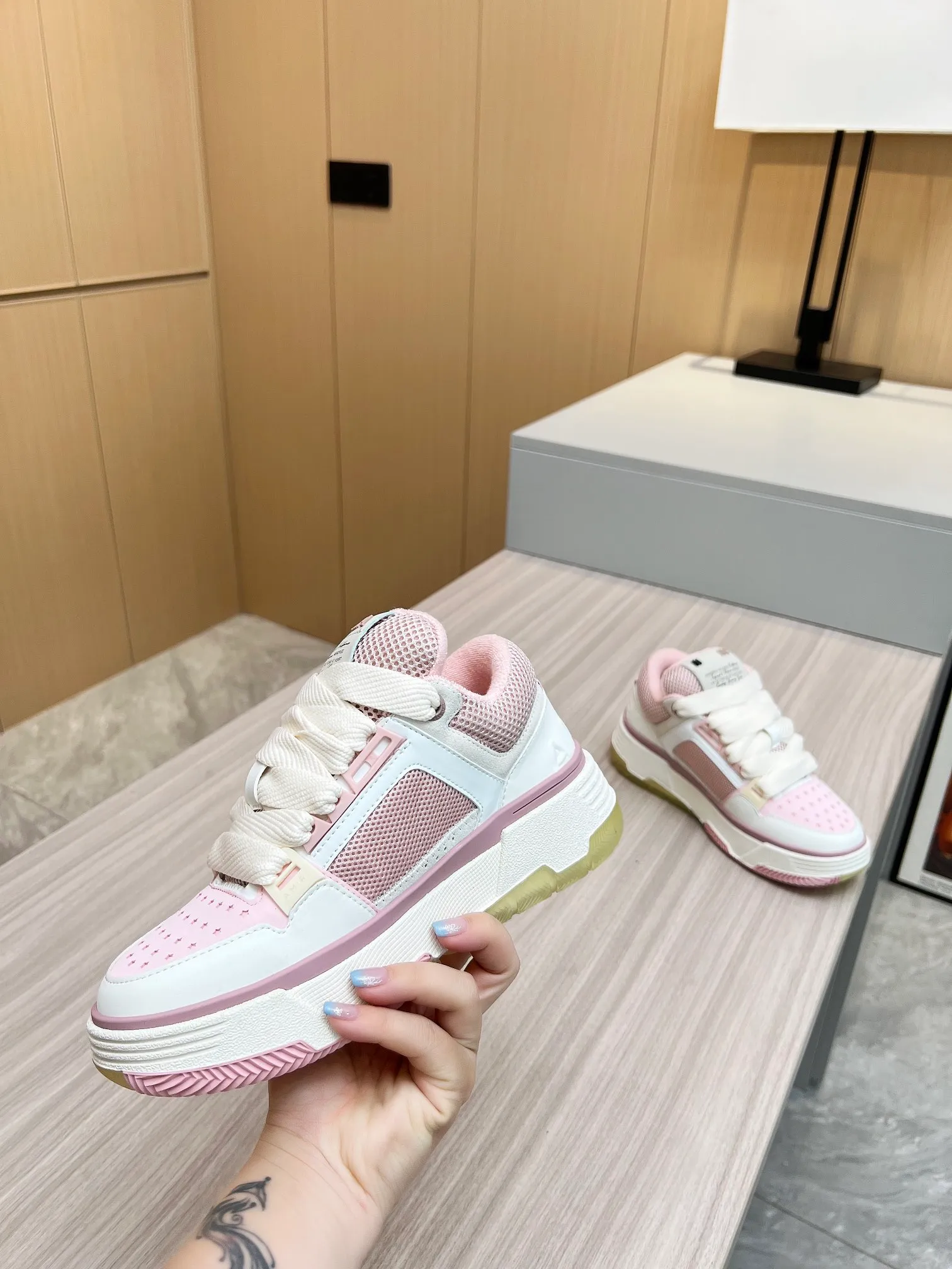 p620💰Men's shoes Amiri Emile's 2023 spring and summer new MA-1 bread shoes, couple models, casual sports shoes, sneakers Amiri gave up the rock punk style in the new season and used a large number of unsaturated colors, Morandi tones, whether you see or wear them, it will make people very happy. The large tongue of the bread shoes continues, shortens the length of the shoe body, thickens the midsole, and the toe part is more rounded. Amiri's brand letters and MA logo appear on the side of the shoe. Fabric: Original customized imported first-layer cowhide + mesh. Lining: Original customized breathable towel lining. Outsole. Foam combination material. Bottom thickness: 4CM. Size: Men's 39-45